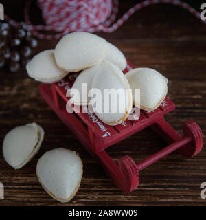 Close up de Noël espagnol de ssert - Almendras rellenas chips amande ( rempli de crème de turron ) dans la décoration de Noël. Banque D'Images