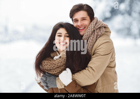 Smiling Woman Standing In Snowy Forest Banque D'Images