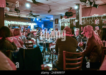 Intérieur du célèbre Bluebird Cafe. Cette music club ouvert en 1982 et dispose d'acoustique musicale par ses compositeurs. Banque D'Images