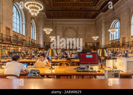 Manhattan, New York, UNITED STATES 12.9.2019 les utilisateurs de la bibliothèque à la salle de lecture principale à New York Public Library Banque D'Images