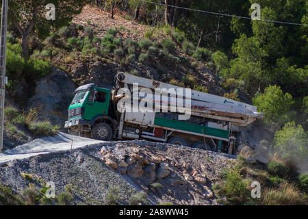 Camion Pompe à béton travaillant en milieu rural Espagne Banque D'Images