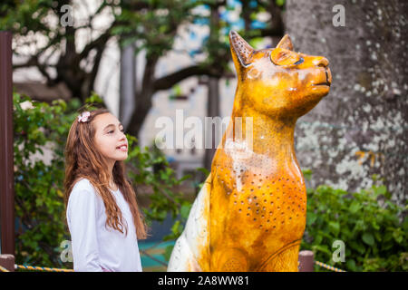 CALI, COLOMBIE - Octobre 2019 : Jeune fille touriste en visite le célèbre chat statues faites par différents artistes de la ville de Cali en Colombie Banque D'Images