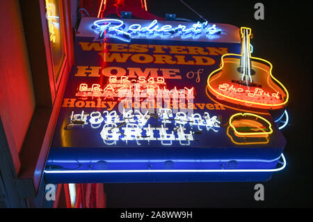 Broadway by night à Nashville. Historique Cette rue est célèbre pour sa vie nocturne et des bars de la musique country. Banque D'Images