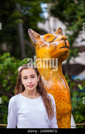 CALI, COLOMBIE - Octobre 2019 : Jeune fille touriste en visite le célèbre chat statues faites par différents artistes de la ville de Cali en Colombie Banque D'Images