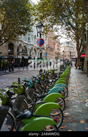 Paris, France - 28 septembre 2019 : lignes de la location de vélos près de la Place Saint-Michel, dans le centre de Paris Banque D'Images