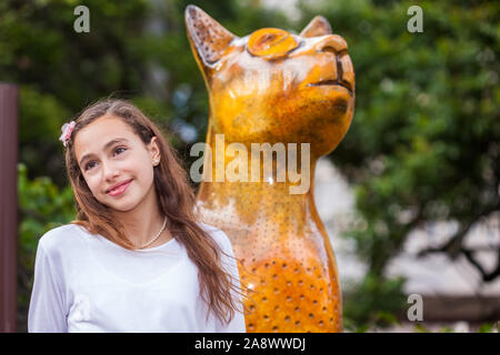 CALI, COLOMBIE - Octobre 2019 : Jeune fille touriste en visite le célèbre chat statues faites par différents artistes de la ville de Cali en Colombie Banque D'Images