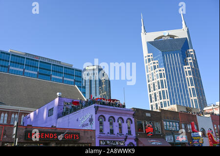 AT&T building vue de Broadway à Nashville. Cette rue historique de Music Row est célèbre pour sa vie nocturne et des bars de la musique country. Banque D'Images