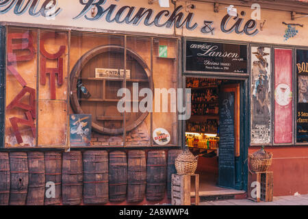 Nice, Provence / France - 28 septembre 2018 : Cool alcool style vintage boutique avec une grande sélection d'alcool Banque D'Images