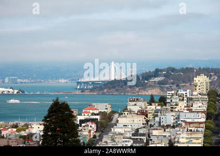 Vue sur San Francisco, la baie et le pont reliant à l'East Bay, San Francisco, Californie Banque D'Images