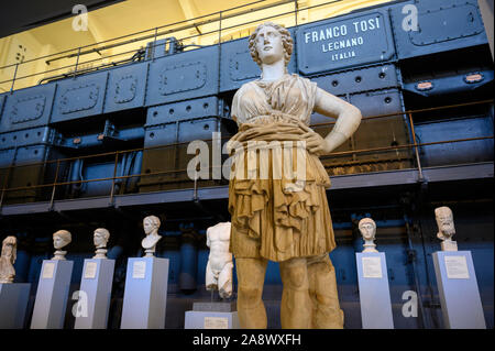 Rome. L'Italie. Centrale Montemartini, Musée de sculptures romaines parmi les machines industrielles de l'ancienne centrale électrique. Banque D'Images