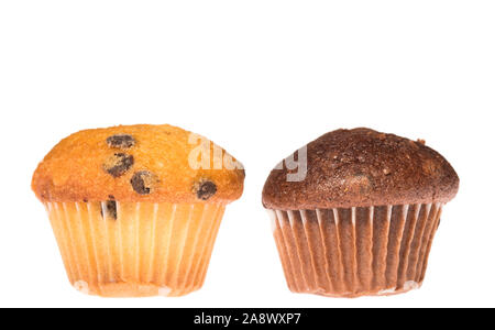 Deux délicieux muffins frais isolé sur un arrière-plan. Banque D'Images