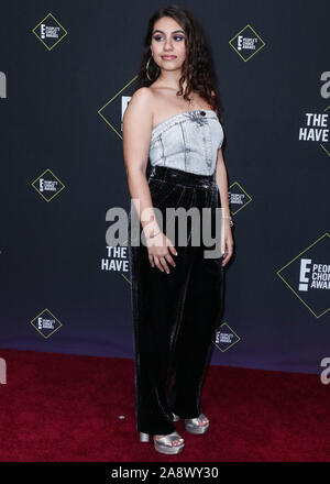 Singer Alessia Cara portant Giorgio Armani arrive à la 2019 E ! People's Choice Awards s'est tenue au Barker Hangar sur 10 Novembre 2019 à Santa Monica, Los Angeles, Californie, USA. (Photo par Xavier Collin/Image Press Office) Banque D'Images