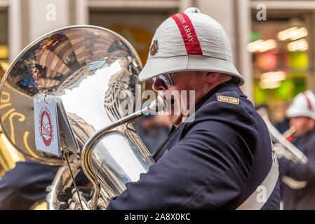 Bande des soldats de l'Armée du Salut sur le Lord Mayor's Show défilé en ville de London, UK. Bande de l'Armée du Salut Banque D'Images