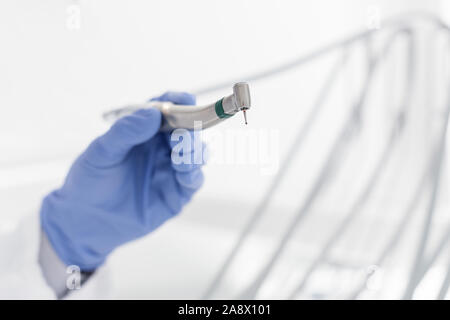 Close up of hand holding fraise dentaire dentiste Banque D'Images