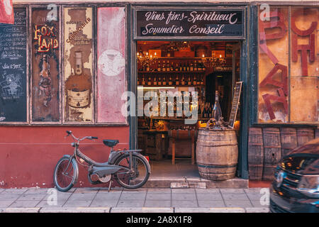 Nice, Provence / France - 28 septembre 2018 : Cool alcool style vintage boutique avec une grande sélection d'alcool Banque D'Images