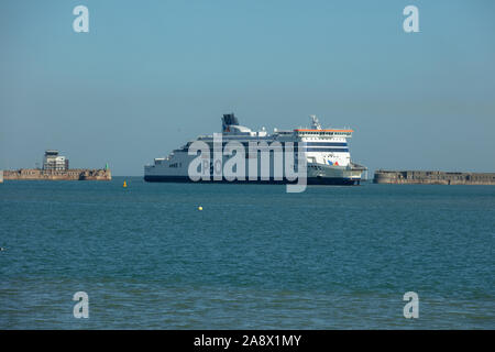 P&O Ferries sur leur logo dans le port de Douvres, assurant le transport de véhicules et de passagers entre Calais et Douvres, en Angleterre, en France. Banque D'Images