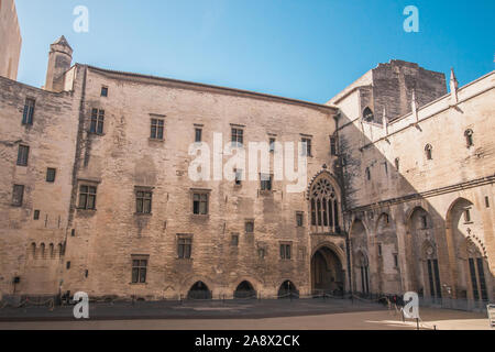 Avignon, Provence / France - Septembre 27, 2018 : Avis de la puissants murs du palais des Papes depuis la cour intérieure Banque D'Images