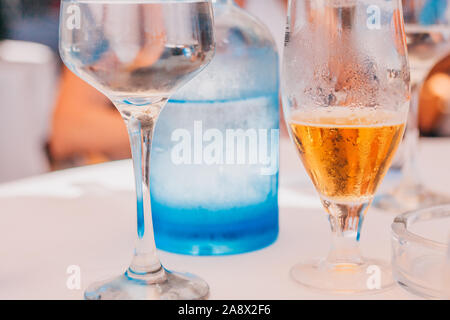 L'eau froide dans une bouteille et un verre de bière froide sur la table Banque D'Images
