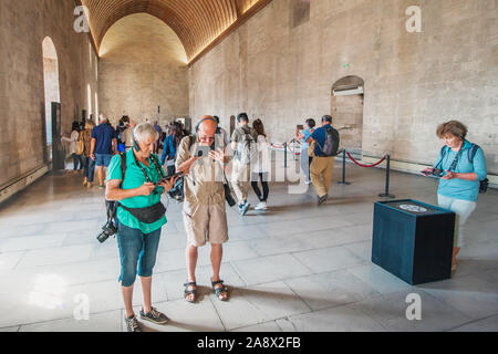 Avignon, Provence / France - le 27 septembre 2018 : les touristes à l'intérieur du Palais des Papes Banque D'Images