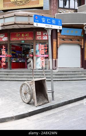 Brouette garée dans Anren Street dans la vieille ville de Shanghai Banque D'Images