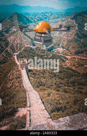 Drone transportant un conteneur moderne voler au-dessus de la muraille de Chine. concept de livraisons rapides et efficaces. Banque D'Images