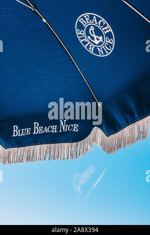 Nice, Provence / France - 29 septembre 2018 : grand soleil bleu parasols et chaises longues sur la plage Banque D'Images