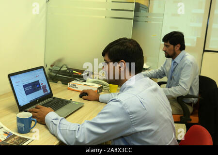 (191111) -- BEIJING, 11 novembre 2019 (Xinhua) -- Photo prise le 20 août 2019 montre un homme pakistanais visiter le site web de l'aide à Islamabad, capitale du Pakistan. (Photo par Ahmad Kamal/Xinhua) Banque D'Images