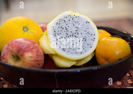 Vue rapprochée d'un Dragon jaune en tranches de fruits (Pitaya), dans un bol de fruits Banque D'Images