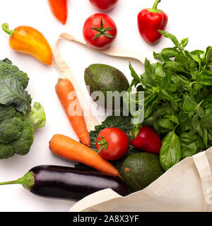 Les légumes frais et colorés en sac shopping organique Banque D'Images
