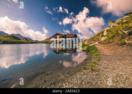 Beau lac Balea volcanique en haute altitude, dans les montagnes de Fagaras, Roumanie Banque D'Images