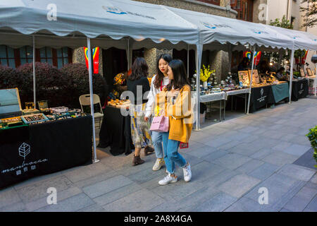 Shanghai, Chine, adolescentes chinoises filles marchant au marché chinois, scènes de rue, centre-ville, Xin Tian Di zone, chinois et shopping, vacances adolescentes, style de rue, shanghai en plein air chine jeune femme, femmes amis chine ville, adolescents ET chine Banque D'Images