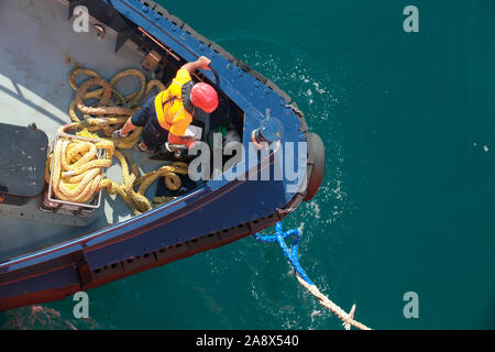 Ajaccio, France - 30 juin 2015 : l'homme au travail sur un arc de petits remorqueur, d'opérations d'amarrage Banque D'Images