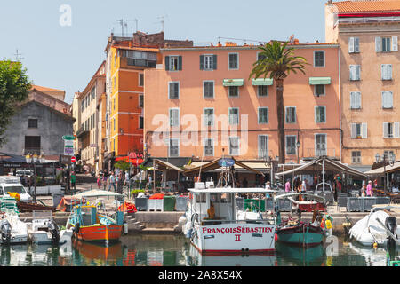 Ajaccio, France - le 6 juillet 2015 : les bateaux de pêche sont en vieux port d'Ajaccio, la capitale de l'île de Corse. Les gens ordinaires à pied la rue Banque D'Images