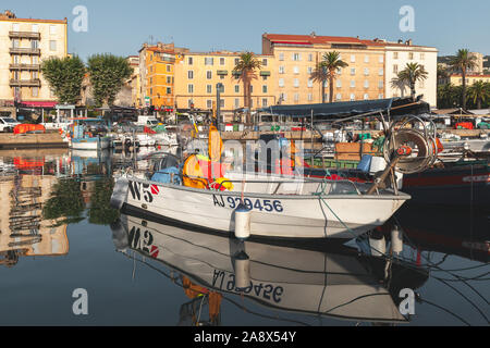 Ajaccio, France - le 7 juillet 2015 : les bateaux de pêche sont amarrés dans le vieux port d'Ajaccio, la capitale de la Corse, une île française de la Mer Méditerranée Banque D'Images