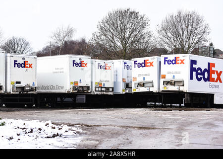 Fed Ex camions prêt ayant l'entretien et être chargés de colis à livrer tout le pays et dans le monde, les poids lourds, la logistique Banque D'Images