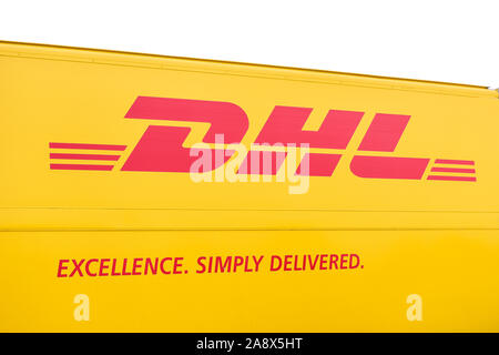 Le célèbre logo DHL sur le côté d'un camion de livraison, l'excellence. Livré simplement, courrier postal, services de transport et de livraison Banque D'Images