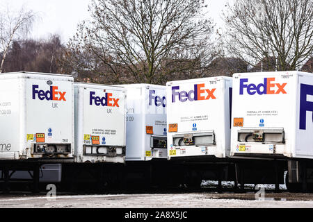 Fed Ex camions prêt ayant l'entretien et être chargés de colis à livrer tout le pays et dans le monde, les poids lourds, la logistique Banque D'Images