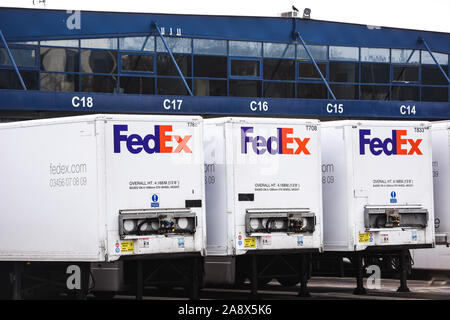 Fed Ex camions prêt ayant l'entretien et être chargés de colis à livrer tout le pays et dans le monde, les poids lourds, la logistique Banque D'Images