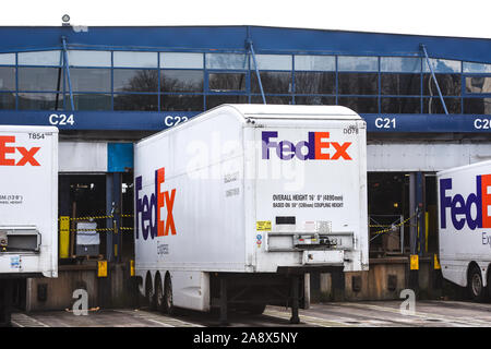 Fed Ex camions prêt ayant l'entretien et être chargés de colis à livrer tout le pays et dans le monde, les poids lourds, la logistique Banque D'Images