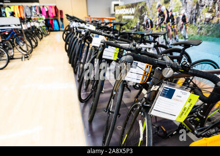 Lignes des vélos de montagne et des vélos tout terrain en vente au magasin Halfords, boutique sur la rue principale à proximité du centre-ville Banque D'Images