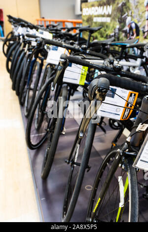 Lignes des vélos de montagne et des vélos tout terrain en vente au magasin Halfords, boutique sur la rue principale à proximité du centre-ville Banque D'Images