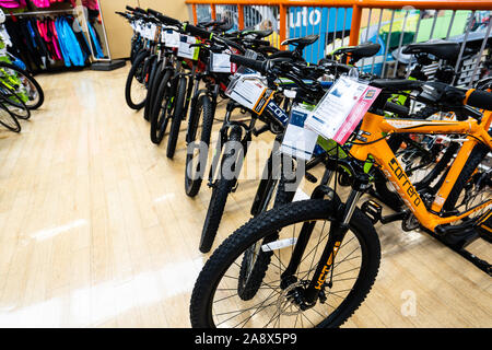 Lignes des vélos de montagne et des vélos tout terrain en vente au magasin Halfords, boutique sur la rue principale à proximité du centre-ville Banque D'Images