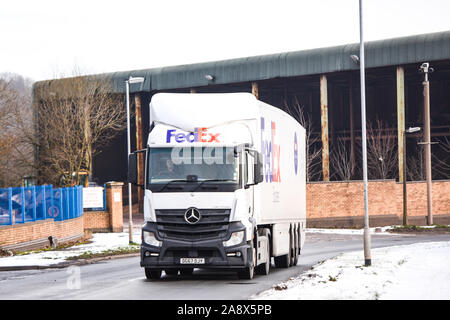 Fed Ex camions prêt ayant l'entretien et être chargés de colis à livrer tout le pays et dans le monde, les poids lourds, la logistique Banque D'Images