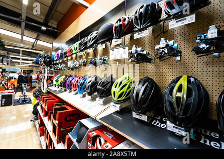 Lignes des vélos de montagne et des vélos tout terrain en vente au magasin Halfords, boutique sur la rue principale à proximité du centre-ville Banque D'Images