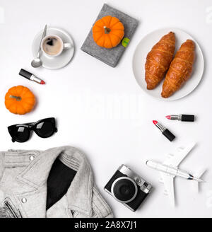 Veste, lipcktick pampkin, bloc-notes,, appareil photo, croissant et lunettes. Mise à plat, vue du dessus Banque D'Images