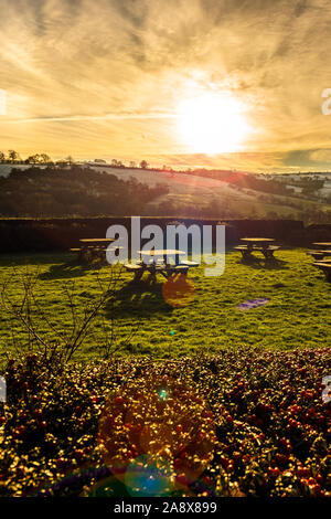 Coucher de soleil sur certaines tables de pique-nique dans la glorieuse Derbyshire peak district national park, tables vides sur un froid glacial janvier soir au coucher du soleil Banque D'Images