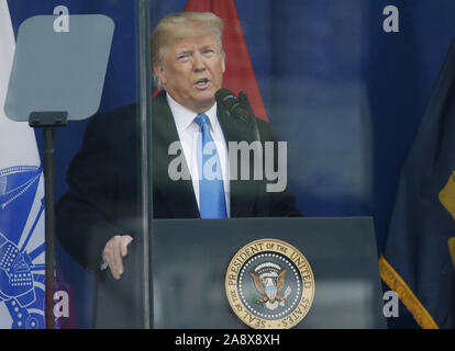 New York, USA. 11Th Nov, 2019. Le président Donald Trump prononce une allocution devant une gerbe lors de la cérémonie d'ouverture de la 100e assemblée annuelle des anciens combattants de la ville de New York Day Parade. La ville de New York Défilé des anciens combattants est un organisme non partisan, non politique en vue d'honorer le service de vétérinaires et de saluer en ce moment-militaire en service, appelé 'la plus grande commémoration de service dans la nation". Plus de 25 000 personnes participent, y compris les vétérinaires, le personnel militaire en service actif, et l'école secondaire et collégial et bandes de flotteurs. /UPI UPI : Crédit/Alamy Live News Banque D'Images