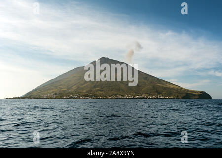 Le Stromboli vulcano active au nord est habitée, côté jour tourné, blue cloudy sky background,aeolians îles, Sicile, Italie. Banque D'Images