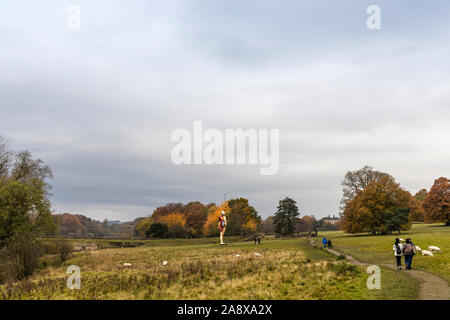 Vues pittoresques de l'automne, Yorkshire Sculpture Park, près de Wakefield, UK avec des sculptures modernes. Banque D'Images