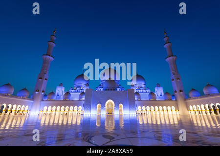 La Mosquée Sheikh Zayed à Abu Dhabi, Émirats arabes unis Banque D'Images